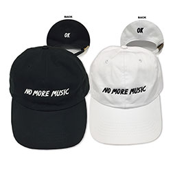 ”NO MORE MUSIC”キャップ ホワイト／ブラック 各¥2,500